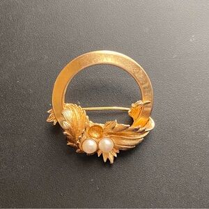 Sarah Coventry Circle Broach Gold Tone Metal Brushed Leaf Wrap Faux Pearls FLAW